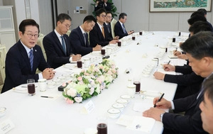 증권사 간부들 만난 이재명 대통령 “주가조작 원금 몰수 지시”