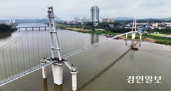 경기지역 곳곳에 출렁다리가 들어서며 관광객들이 몰려 지역경제발전에 기여하는 관광브랜드로 자리잡고 있지만 차별화된 질적 관리가 필요하다는 지적이다. 21일 오전 올해 개통한 국내 최장 보행 현수교인 여주 남한강 출렁다리를 찾은 관광객들이 다리를 건너고 있다. 2025.9.21 /임열수기자 pplys@kyeongin.com