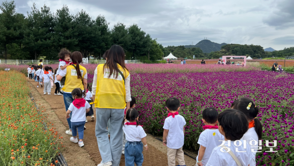 19일 오전 11시께 양주시 나리공원을 찾은 어린이집 선생님과 아이들이 행렬을 이뤄 꽃을 감상하고 있다. 2025.9.19 /조수현기자 joeloach@kyeongin.com