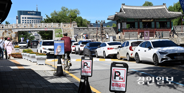 휴일인 21일 오후 수원시 팔달구 화성 화홍문 앞 수원천로 도로변이 불법 주정차로 인해 관광객들의 안전이 위협받고 있다. 2025.9.21 /임열수기자 pplys@kyeongin.com