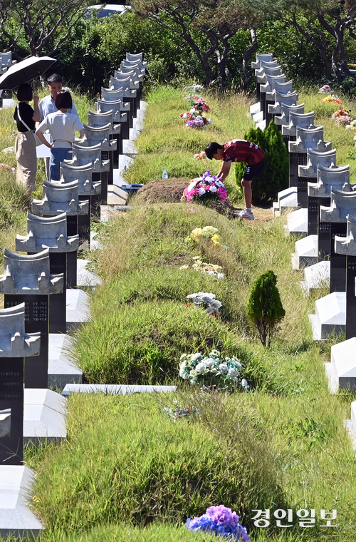 추석을 보름 앞둔 21일 휴일을 맞은 성묘객들이 인천시 부평구 인천가족공원에서 성묘를 하고 있다. 2025.9.21 /김용국기자 yong@kyeongin.com