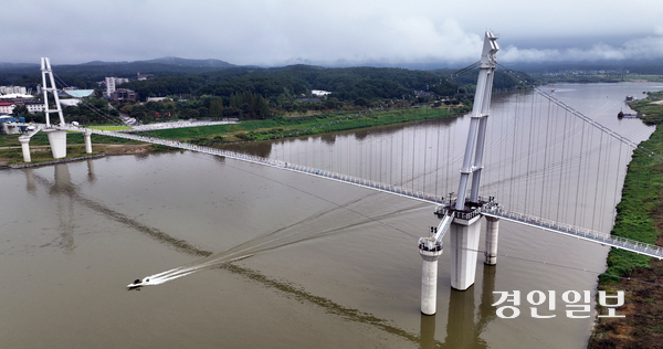 경기지역 곳곳에 출렁다리가 들어서며 관광객들이 몰려 지역경제발전에 기여하는 관광브랜드로 자리잡고 있지만 차별화된 질적 관리가 필요하다는 지적이다. 21일 오전 올해 개통한 국내 최장 보행 현수교인 여주 남한강 출렁다리를 찾은 관광객들이 다리를 건너고 있다. 2025.9.21 /임열수기자 pplys@kyeongin.com
