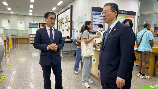 정성호(오른쪽) 법무부 장관이 양주출입국외국인사무소 민원실을 찾아 김용규 양주출입국관리소장으로부터 상황보고를 받고 있다. 2025.9.19 /조수현기자 joeloach@kyeongin.com