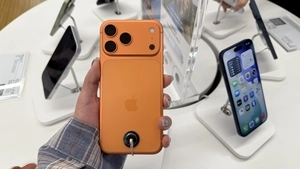 [현장] 디자인 혹평 받은 아이폰 17, 소비자는 일반 모델로 눈길 돌렸다