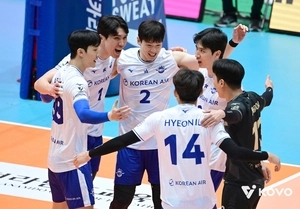 ‘3년 만에 정상 탈환’ 대한항공, OK저축은행 꺾고 컵대회 우승