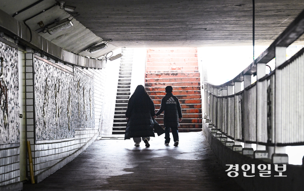 지난 19일 ‘경기도 출생 미등록 아동 발굴 및 지원 조례안’이 도의회 제386회 임시회 본회의를 통과하여 미등록 이주아동에 대한 경기도 차원의 ‘아동 확인증’ 발급이 가능해진다. 사진은 기사 내용과 관련 없음. /경인일보DB