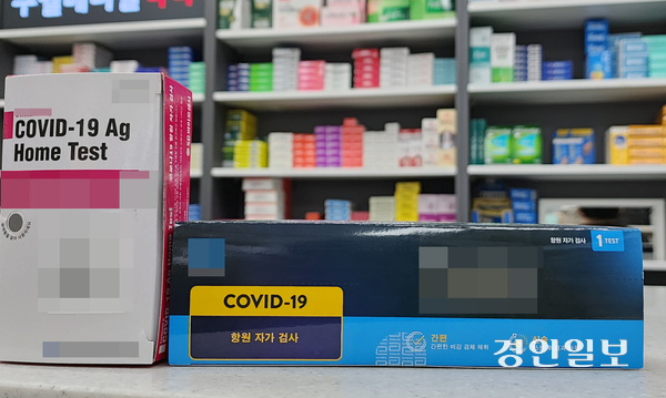 코로나19 재유행과 함께 환절기까지 겹치면서 자가진단키트를 찾는 발길이 늘고 있지만, 현재 정부가 가격 기준을 정해두지 않으며 판매 주체에 따라 가격의 격차가 커지는 상황이다. 사진은 약국에서 판매되고 있는 코로나19 키트. /경인일보DB