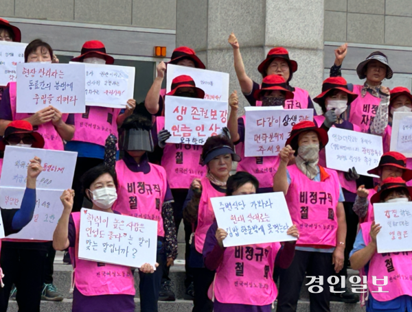 전국여성노동조합 인하대·인하공전분회 소속 청소노동자들이 22일 오후 임금인상을 요구하는 집회를 열었다. 2025.9.22 /백효은기자 100@kyeongin.com