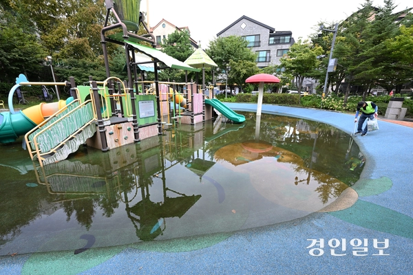 물놀이 시설 운영이 끝난 수원시 영통구 물봉선어린이공원. 22일 오후 놀이터에 물이 고인 채 방치돼 있다. 2025.9.22 /임열수기자 pplys@kyeongin.com