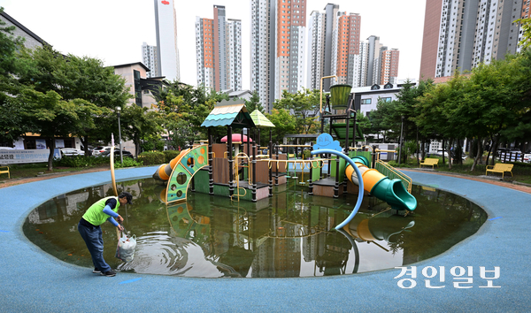 물놀이 시설 운영이 끝난 수원시 영통구 물봉선어린이공원. 22일 오후 놀이터에 물이 고인 채 방치돼 있다. 2025.9.22 /임열수기자 pplys@kyeongin.com