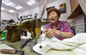 남편 이북 고향 따 ‘수선집’ 간판… 70년 변함없는 미싱소리 [양키시장을 기록하다·(上)]