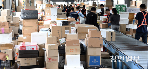 추석 명절을 열흘여 앞둔 23일 오전 경기도내 한 택배물류센터에서 관계자들이 배송물품 분류작업을 하고 있다. 국토교통부가 택배 종사자 과로 방지와 원활한 배송 서비스를 위해 오는 10월 17일까지 4주간 ‘추석 명절 택배 특별관리기간’을 운영한다. 이 기간에는 평시 대비 약 13.5% 증가한 일평균 2천32만 박스가 처리될 것으로 예상된다. 2025.9.23 /임열수기자 pplys@kyeongin.com