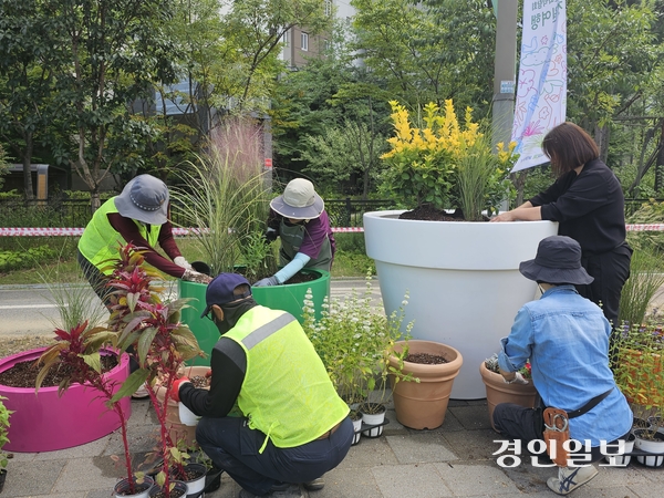 오는 26~27일 열리는 ‘남양주 정원문화박람회’를 앞두고 다산중앙공원에서 관계자들이 박람회 준비 작업을 벌이고 있다. 2025.9.23 남양주/이종우기자 ljw@kyeongin.com