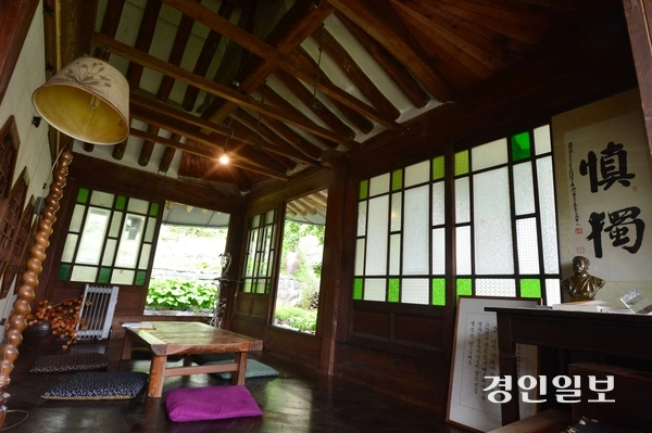 1928가옥 누마루는 전통한옥양식에 영국풍 유리창과 마룻바닥이 가미된 특징을 보인다. /경인일보DB