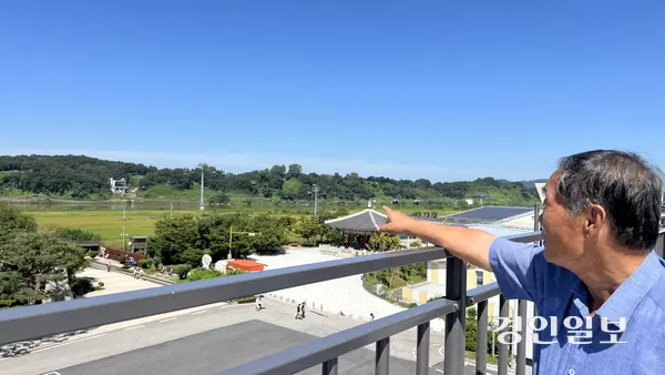 이완배 파주 통일촌 이장이 임진각 3층 전망대에서 민통선 내에 있는 마을을 가리키고 있다.