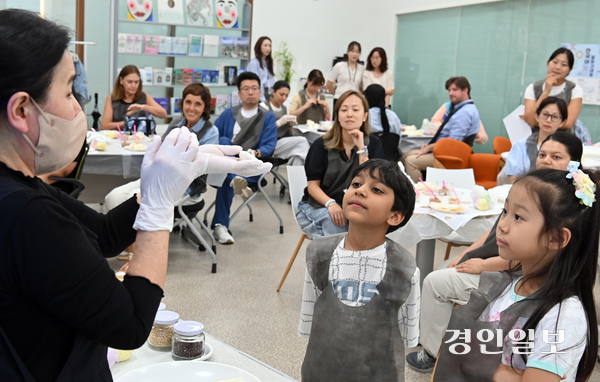 23일 인천경제자유구역청 글로벌센터에서 열린 추석맞이 요리강좌에 참가한 외국인 어린이가 호기심 어린 눈빛으로 강사가 만드는 송편을 바라보고 있다. 2025.9.23 /김용국기자 yong@kyeongin.com
