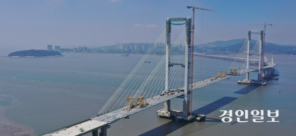 인천경제청은 영종국제도시 제3연륙교 인근에 있는 20호, 32호 근린공원 부지를 하나의 공원으로 통합해 조성한다는 방침으로 전체 면적은 약 12만5천㎡에 달한다. 사진은 제3연륙교 전경. 2025.7.28 /조재현기자 jhc@kyeongin.com
