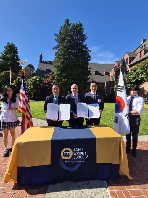 정장선 평택시장이 지난 22일(현지시간) 미국 워싱턴주 타코마시에 위치한 명문 사립학교 애니 라이트 스쿨을 방문, 학교 관계자들과 평택국제학교 설립을 위한 양해각서(MOU)를 체결하고 기념촬영하고 있다. 2024.9.22 /평택시 제공