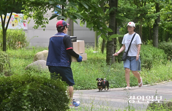 4일 오후 인천시 남동구 논현동의 한 대규모 아파트 단지에서 택배 기사가 도보로 배송하고 있다. 2025.9.4 /조재현기자 jhc@kyeongin.com