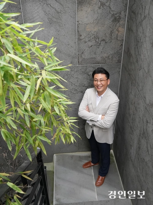 지난 22일 안대성 발성치료사가 서울에 위치한 자신의 작업실에서 포즈를 취하고 있다. 2025.9.22 /강승호기자 kangsh@kyeongin.com