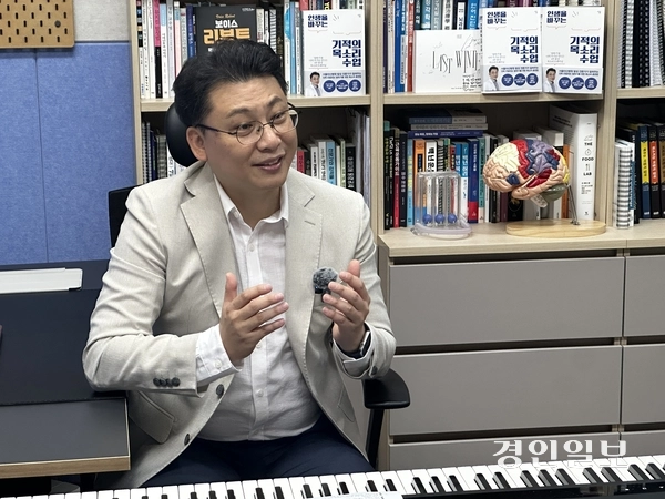 지난 22일 안대성 발성치료사가 서울에 위치한 자신의 작업실에서 인터뷰에 응하고 있다. 2025.9.22 /강승호기자 kangsh@kyeongin.com