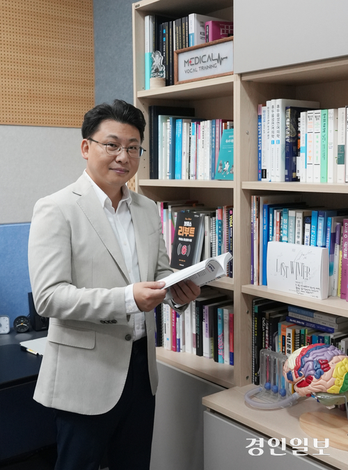 지난 22일 안대성 발성치료사가 서울에 위치한 자신의 작업실에서 포즈를 취하고 있다. 2025.9.22 /강승호기자 kangsh@kyeongin.com