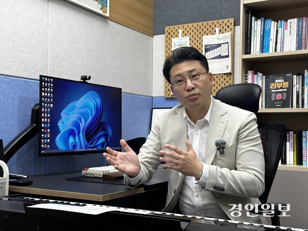 지난 22일 안대성 발성치료사가 서울에 위치한 자신의 작업실에서 인터뷰에 응하고 있다. 2025.9.22 /강승호기자 kangsh@kyeongin.com