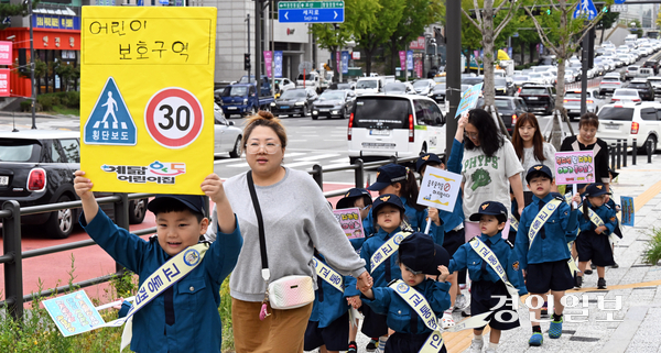 24일 오전 수원시 팔달구 지동 못골사거리에서 예닮어린이집 원생들이 교통안전 캠페인을 벌이고 있다. 2025.9.24 /임열수기자 pplys@kyeongin.com