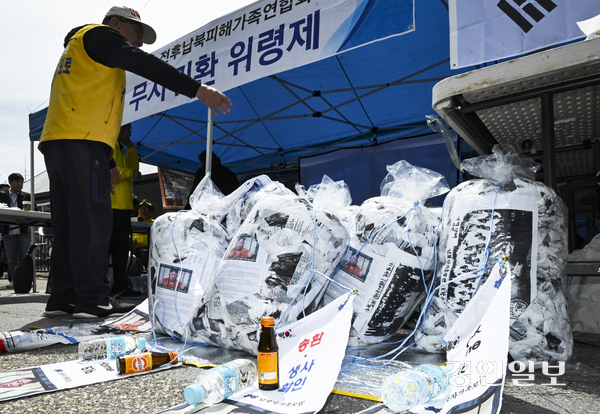 대북전단 살포를 사실상 봉쇄하는 내용의 ‘항공안전법’ 개정안이 24일 국토교통위원회 교통법안심사소위원회를 통과했다. 지난 4월 파주에서 열린 대북전단 살포 기자회견. /경인일보DB