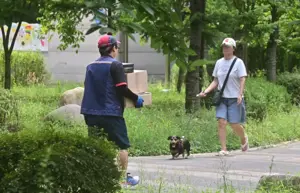 논현동 아파트 ‘지상층 차량 진입’ 유지… 추석 배송 앞두고 한숨 돌린 ‘택배기사’