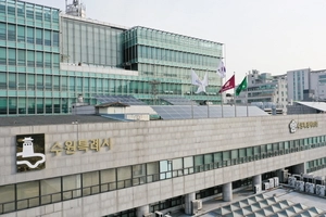 웨딩홀 손님 ‘만차’… 수원시청 주차장 ‘점유 논란’