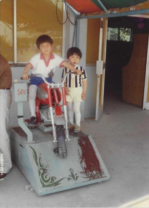 어린시절 안대성·안갑성 형제. /안대성 제공