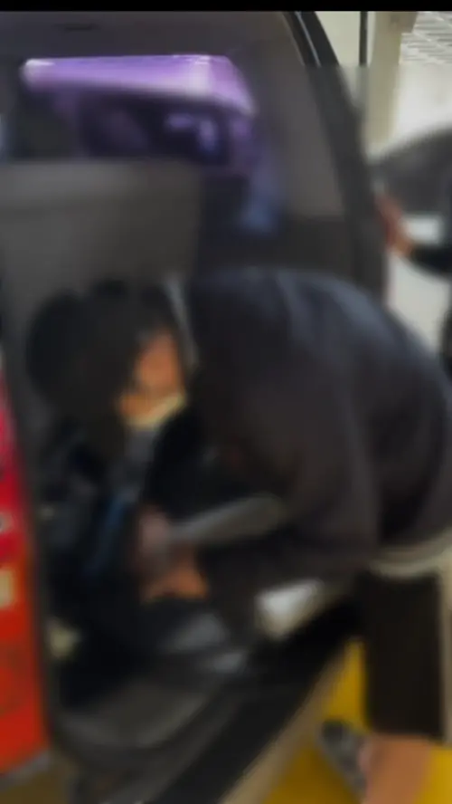 구속된 피의자가 경찰이 확보한 펨토셀을 실제 시연하는 모습. 2025.9.24 /경기남부경찰청 제공