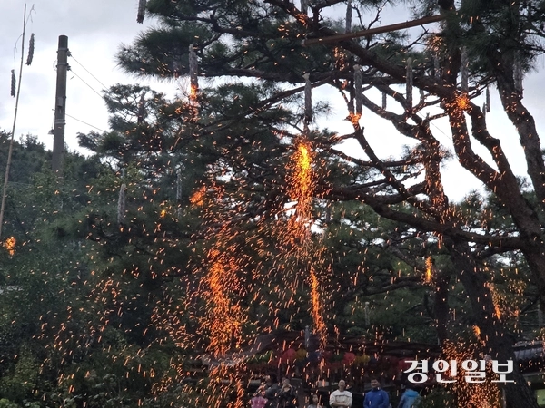 지난 20일 강화 장엄사에서 펼쳐진 낙화축제에서 불꽃이 타오르고 있다. 2025.9.20 /정진오기자 schild@kyeongin.com