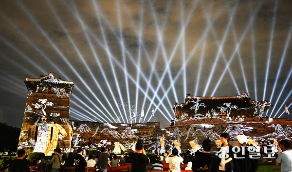 세계문화유산 수원 화성(華城) 화서문에서 ‘만천명월 정조의 꿈, 빛이 되다 시즌5 새빛 향연’을 주제로 하는 미디어아트 리허설이 화려하게 펼쳐지고 있다. 수원화성 미디어아트는 27일부터 다음 달 12일까지 이어진다. 2025.9.23 /임열수기자 pplys@kyeongin.com
