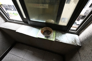 재떨이가 왜 여기… ‘연기’ 피어오르는 비상대피로