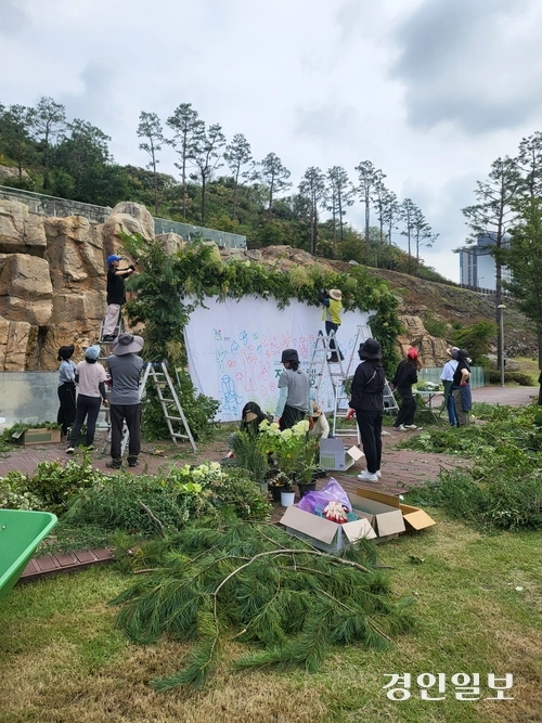 시민정원사들이 정원에서 얻은 나뭇가지와 돌, 풀, 꽃 같은 자연물로 꾸며진 무대와 포토존을 꾸미고 있다. 2025.9.26 남양주/이종우기자 ljw@kyeongin.com