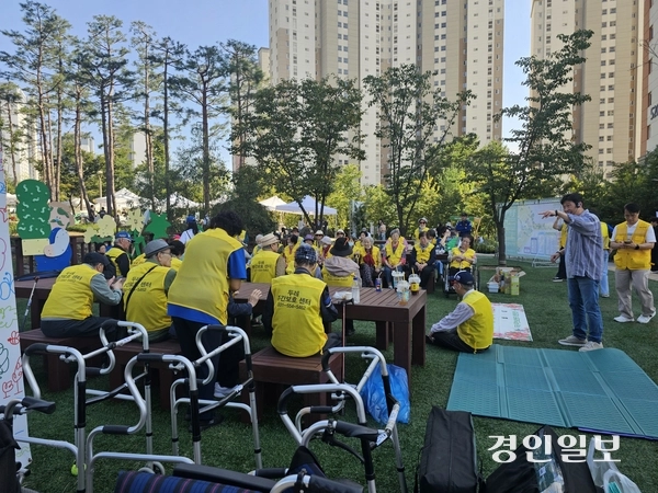 ‘치매극복의 날’ 행사에 참가한 노인들이 즐거운 놀이를 하고 있다. 2025.9.26 남양주/이종우기자 ljw@kyeongin.com