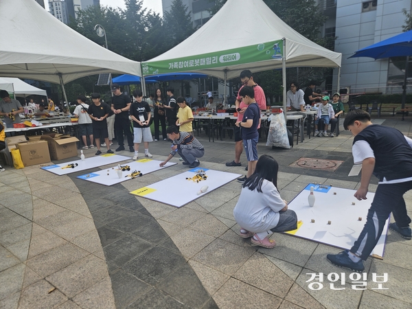 27일 ‘제8회 부천AI로봇경진대회’를 찾은 가족 단위 방문객들이 로봇 체험을 즐기고 있다.   2025.9.27 부천/김연태 기자 kyt@kyeongin.com