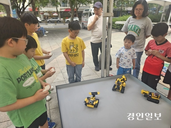 27일 ‘제8회 부천AI로봇경진대회’를 찾은 어린이들이 로봇을 움직여 경쟁하는 체험을 통해 미래 과학자의 꿈을 키우고 있다. 2025.9.27 부천/김연태 기자 kyt@kyeongin.com