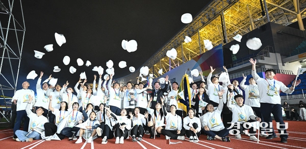지난해 경남 김해종합운동장에서 열린 ‘제105회 전국체육대회’ 폐막식에서 종합 1위를 차지해 종합우승 3연패를 달성한 경기도 선수단이 모자를 던지며 환호하고 있다. 2024.10.17 /경인일보DB