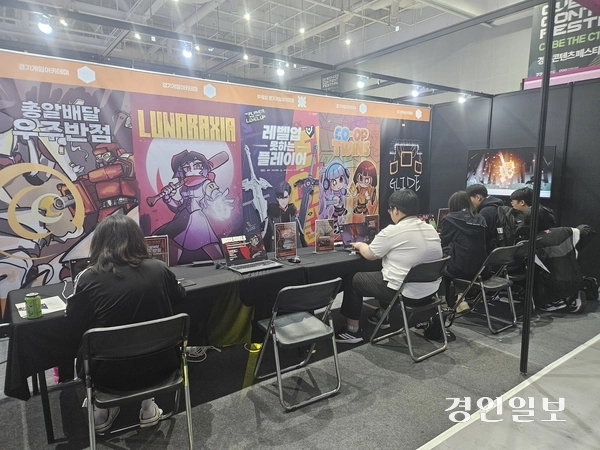 26일 수원컨벤션센터에서 열린 ‘2025 대한민국 AI 콘텐츠 어워즈’·‘2025 경기콘텐츠페스티벌’ 현장에서 방문객들이 신 기술이 적용된 다양한 게임을 즐기고 있다. 2025.9.26 /김연태기자 kyt@kyeongin.com