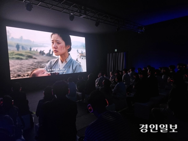26일 경기콘텐츠진흥원이 주관한 ‘2025 대한민국 AI 콘텐츠 어워즈’·‘2025 경기콘텐츠페스티벌’ 행사장에서 관람객들이 인공지능 기술로 제작된 영화를 감상하고 있다. 2025.9.26 /김연태기자 kyt@kyeongin.com