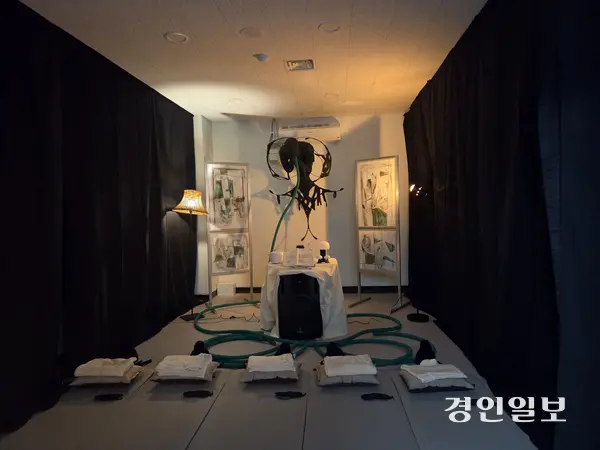 신수와 작가 ‘코잘교’. 신 작가는 오는 30일까지 개관을 맞아 경기 예술인의 집에서 작품을 선보이고 있다. 2025.9.24 /이시은기자 see@kyeongin.com