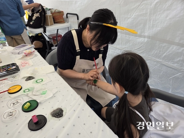 지난 27일 용인미르스타디움에서 열린 ‘조아용 페스티벌’에서 한 어린이가 체험부스에 앉아 페인팅 체험을 하고 있다. 2025.9.27 용인/오수진기자 nuri@kyeongin.com