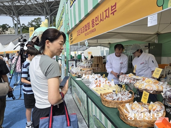 지난 27일 용인 미르스타디움에서 열린 조아용 페스티벌에서 시민들이 용인식품산업 박람회장을 구경하고 있다. 2025.9.27 용인/오수진기자 nuri@kyeongin.com