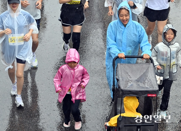 2025 인천송도국제마라톤대회가 열린 28일 오전 인천 송도국제도시에서 참가자가 유모차를 밀며 힘차게 달리고 있다. 2025.9.28 /김용국기자 yong@kyeongin.com