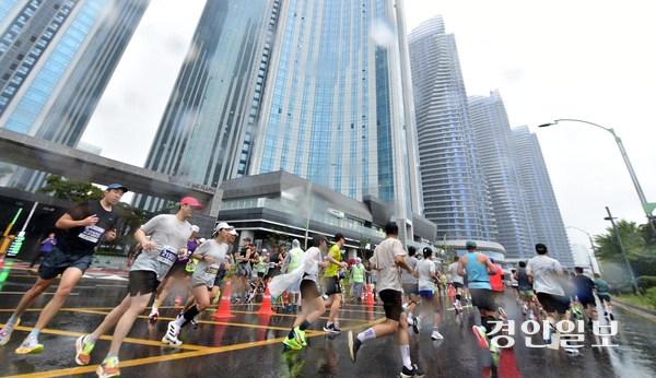 2025 인천송도국제마라톤대회가 열린 28일 오전 인천 송도국제도시에서 참가자들이 힘차게 달리고 있다. 2025.9.28 /조재현기자 jhc@kyeonign.com