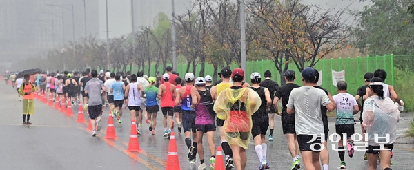 2025 인천송도국제마라톤대회가 열린 28일 오전 인천 송도국제도시에서 참가자들이 힘차게 달리고 있다. 2025.9.28 /조재현기자 jhc@kyeonign.com