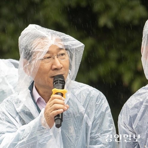 2025 인천송도국제마라톤대회가 열린 28일 오전 인천 송도국제도시에서 유정복 인천시장이 출발하는 참가자들을 격려 하고 있다. 2025.9.28 /김용국기자 yong@kyeongin.com